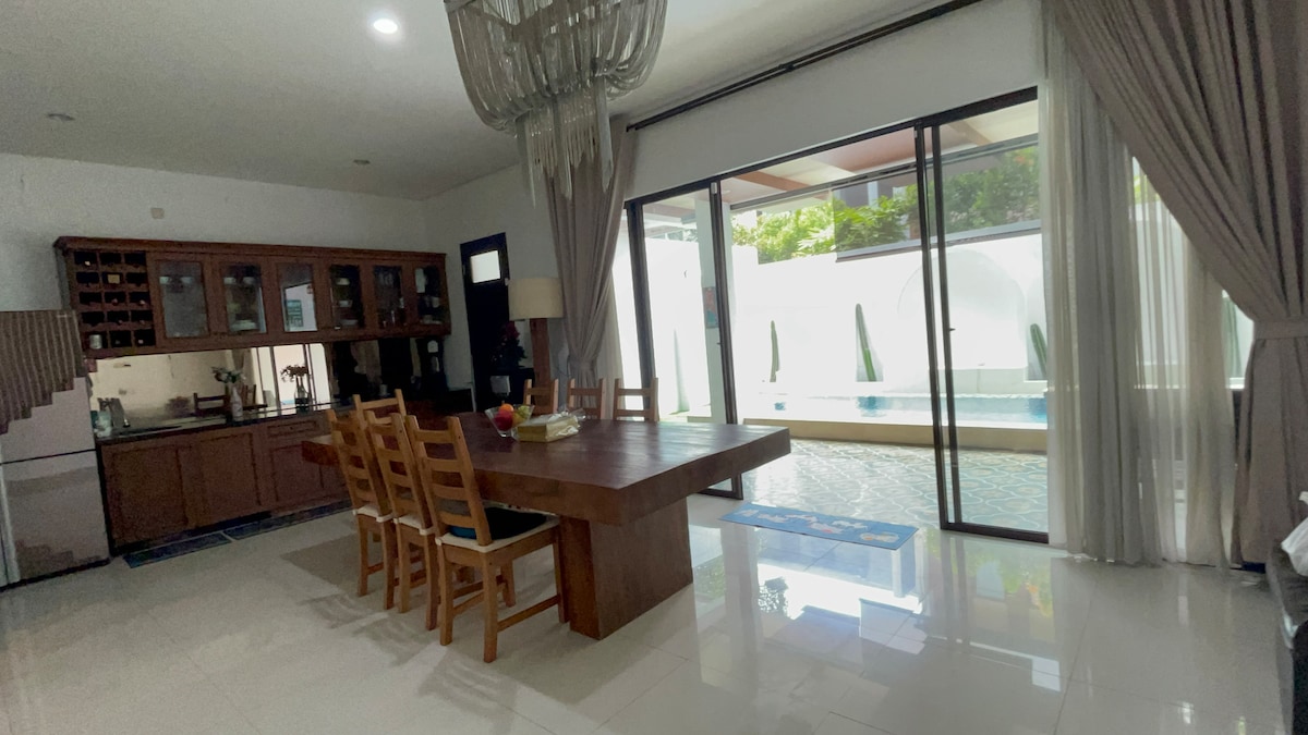 Dining area image 4