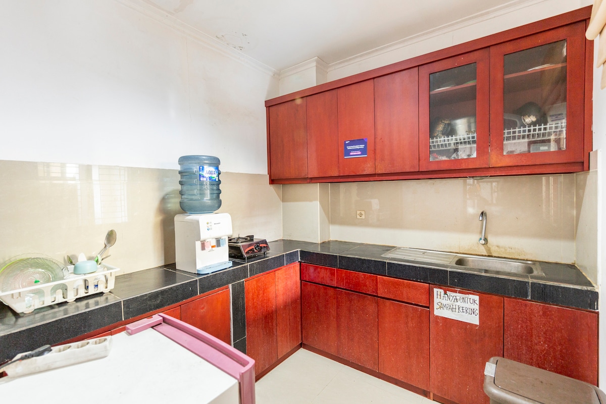 This is the kitchen and washtafel, equipped with refrigerator, gas stove, and water dispenser.